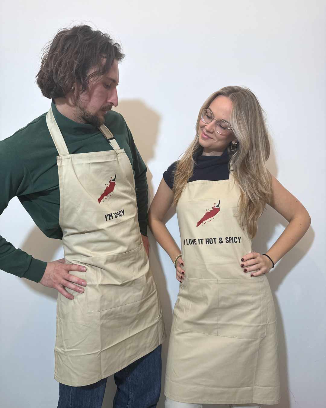 Leuk stel Keukenschorten i'm Spicy en i like it hot & spicy Oma Sambal