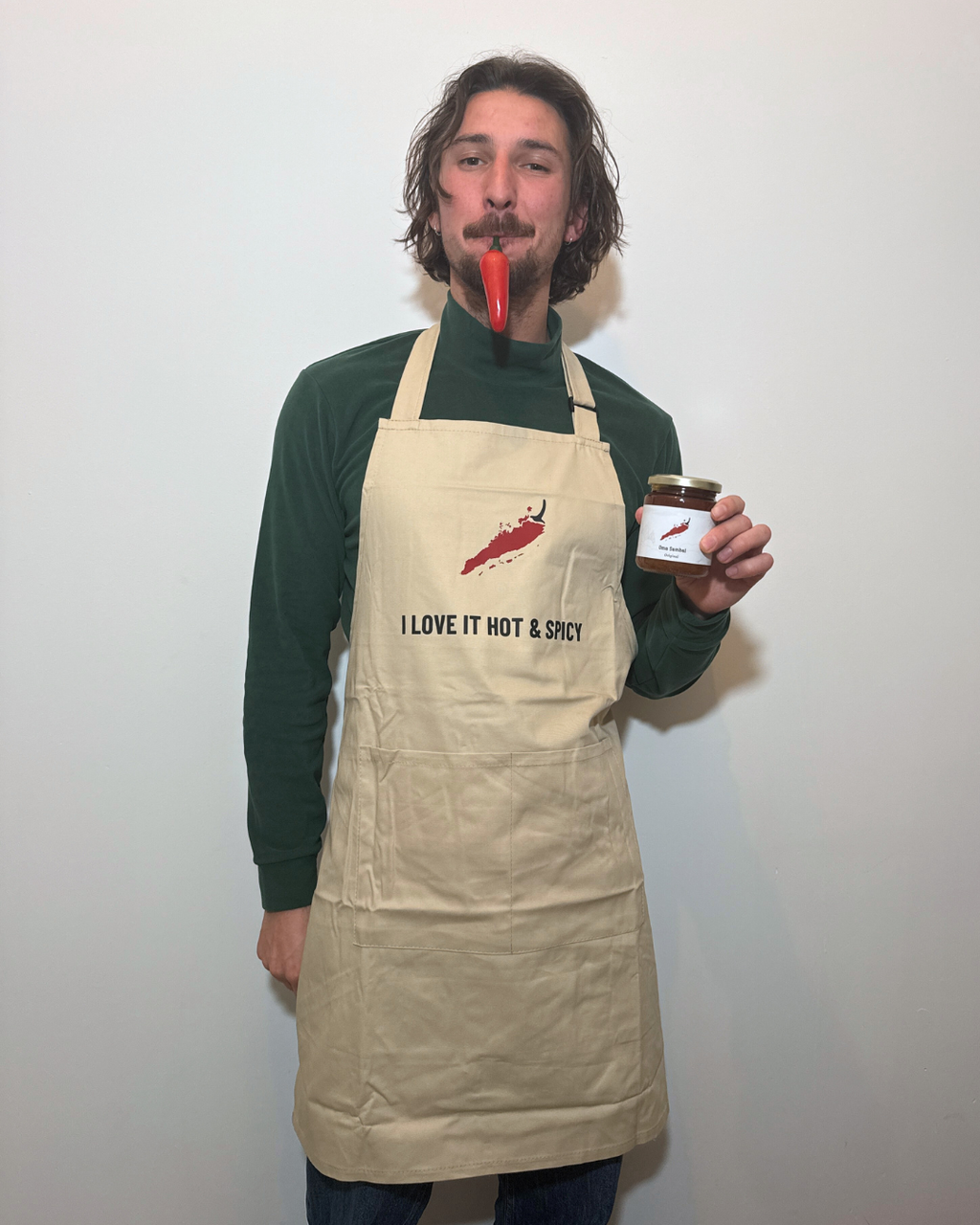 grappig keukenschort i love it hot & spicy Oma sambal