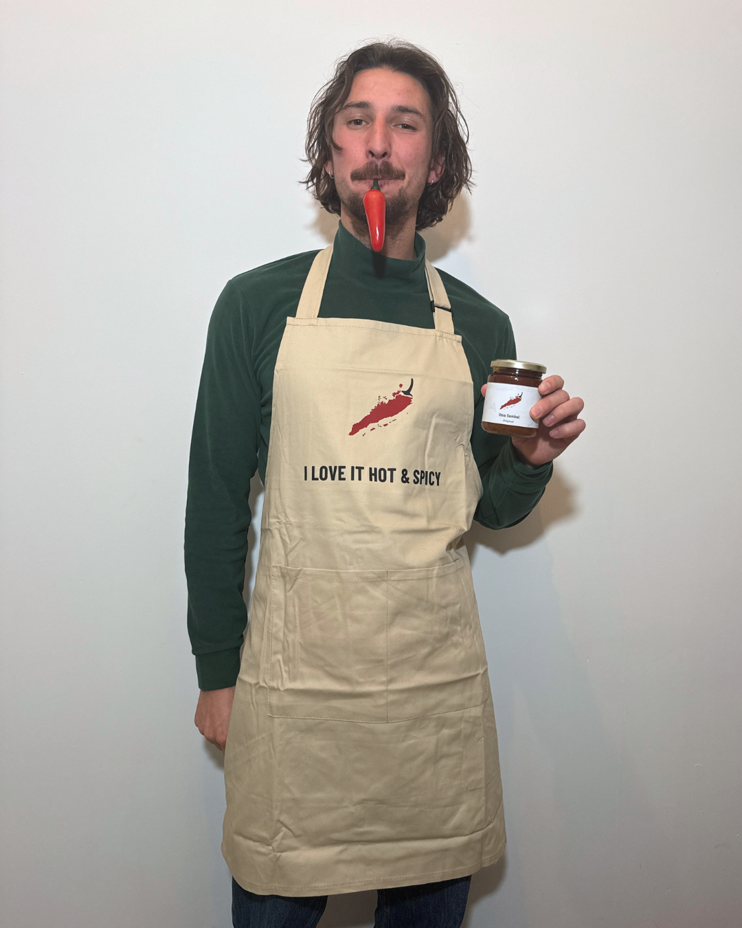 grappig keukenschort i love it hot & spicy Oma sambal