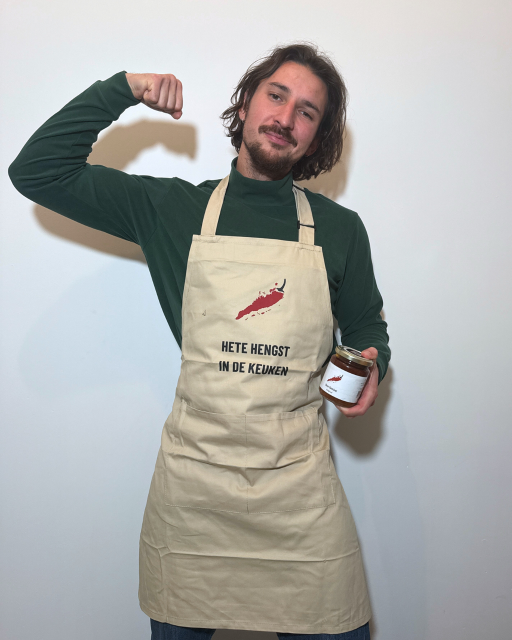 Kookschort Hete hengst in de keuken - Keukenschort voor mannen | Oma Sambal Kookschort Hete hengst in de keuken - Keukenschort voor mannen | Oma Sambal